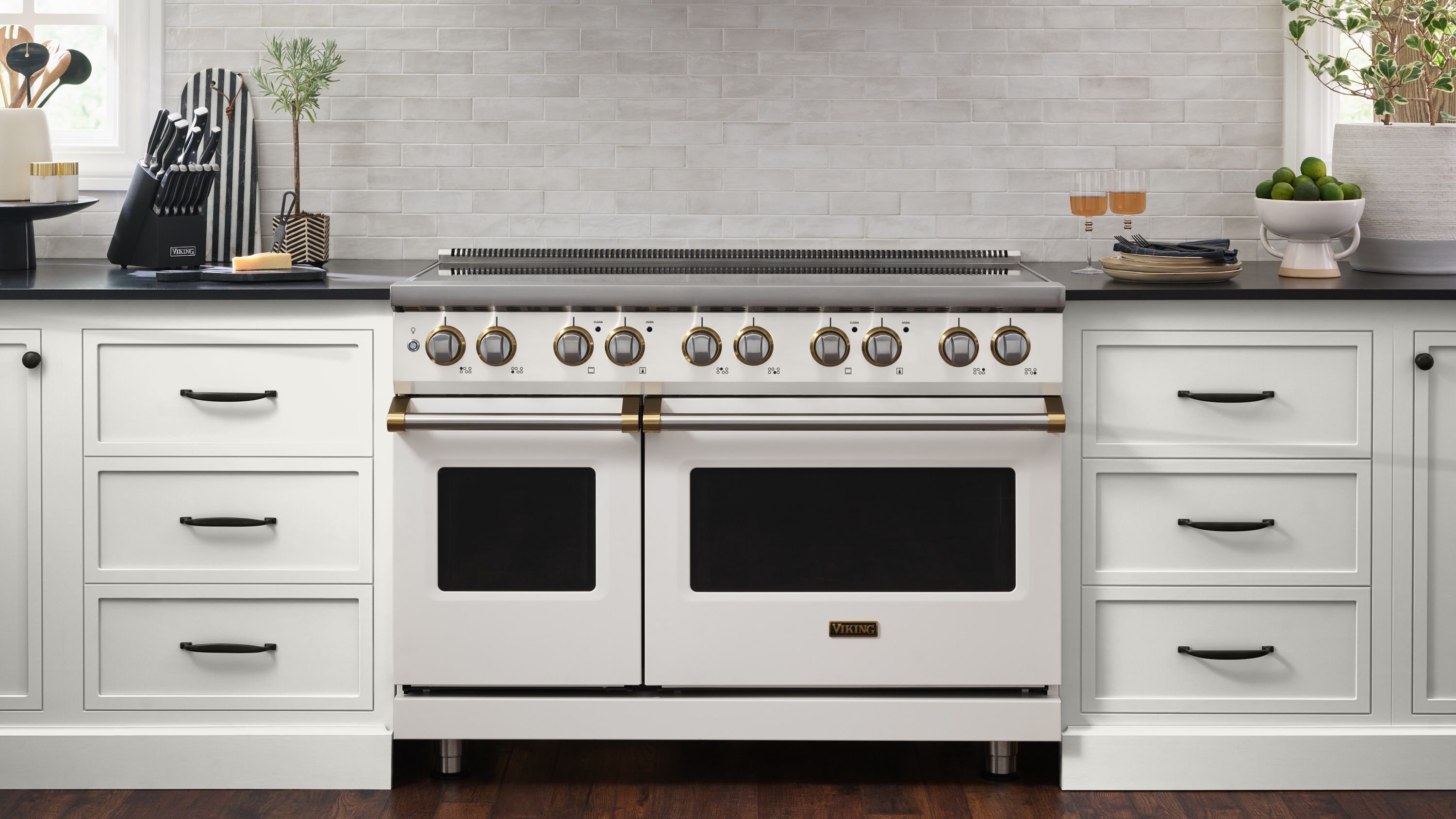 Viking_INSTLWhiteFarmhouse_VIR54846BPWBB_InductionRange_48_PureWhiteBrass_2278111037h