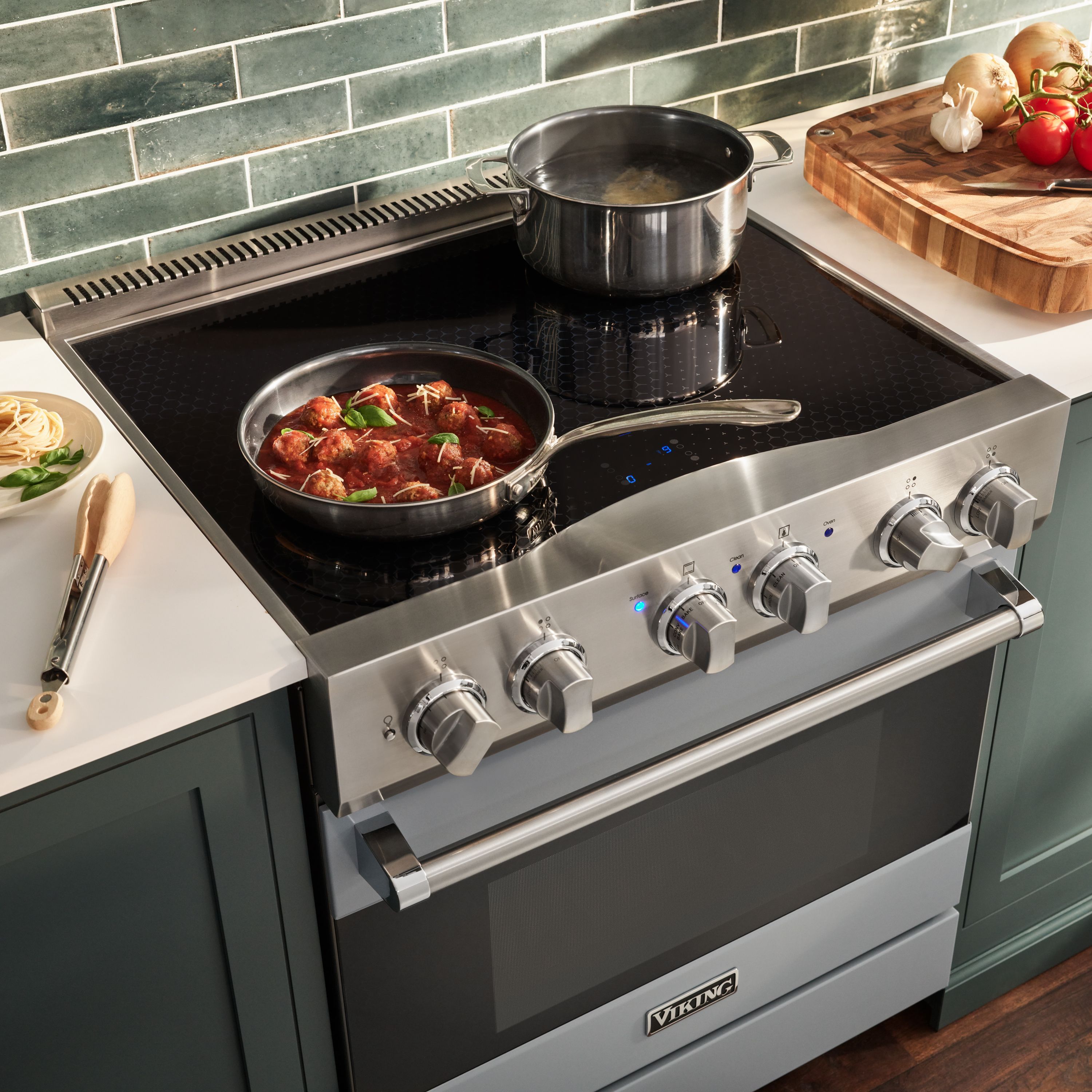 Viking_INSTL_EnglishGreenKitchen_RVIR3304BNS_InductionRange_30_223713105871_rt